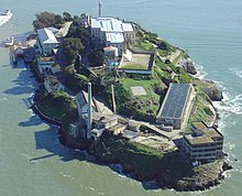 Les bâtiments de la prison semblent prendre la quasi-totalité de l'île.