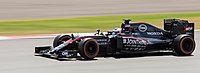 Ein Bild von Fernando Alonso, der während des britischen Grand Prix 2015 einen McLaren MP4-30 Formel-1-Wagen fährt.