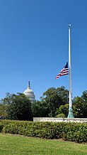 Een Amerikaanse vlag halfstok bij het Hooggerechtshof, die niet wordt getoond terwijl het Capitool van de VS op de achtergrond te zien is.