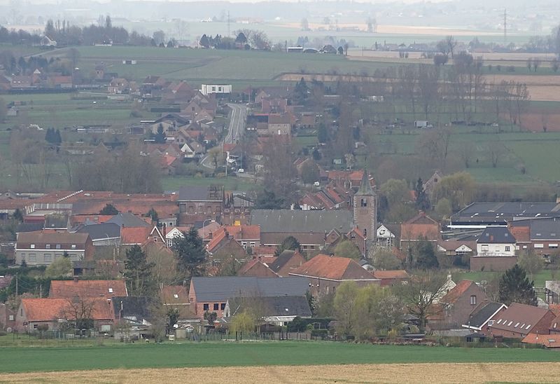 File:Amougies (Mont-de-l'Enclus) - Triptyque des Monts et Châteaux, étape 2, 4 avril 2015 (A01).JPG