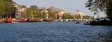 Die Amstel in Amsterdam, im Hintergrund die Magere Brug