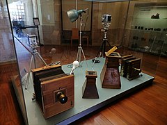 Cámaras fotográficas y ampliadoras de madera.