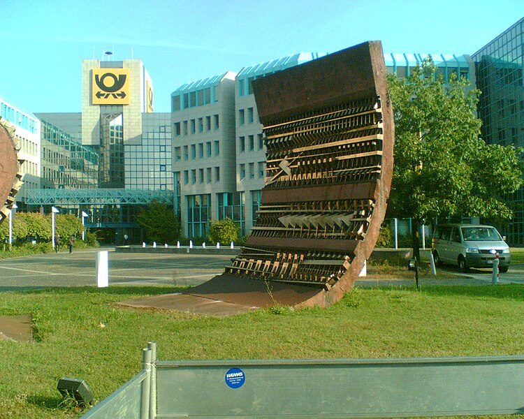 File:Arnaldo Pomodoro Papyrus 005.jpg