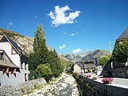 Den östra Garonne som passerar genom byn Arties