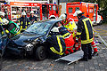 Lính cứu hỏa cứu hộ nạn nhân tai nạn giao thông