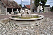 La fontaine de la Peûte Bête au centre de la place.