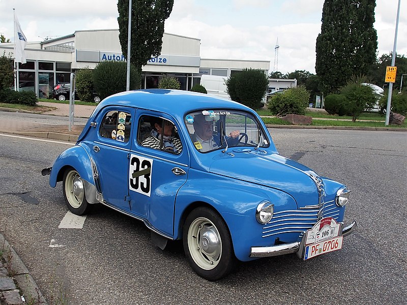 File:Ausfahrt Rund ums Schloss 2017, Teilnehmer 106, Renault 4 Bild 3.JPG