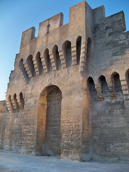 File:Avignon - Remparts 2.JPG