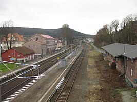 Der Bahnhof, von der Fußgängerüberführung gesehen (2018)