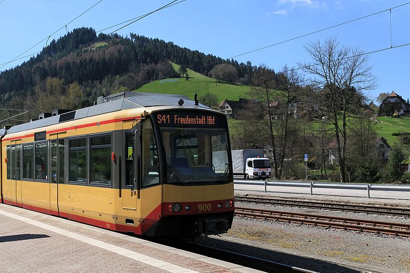 File:Baiersbronn - Uferweg - Bahnhof + Stöckerkopf 04 ies.jpg