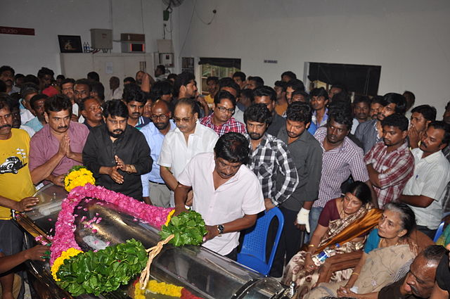 Bharathiraja and Mahendran attending the funeral
