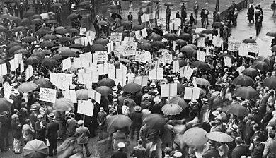Crowds outside the Bank of United States in New York after its failure in 1931 Bank of the United States failure NYWTS.jpg