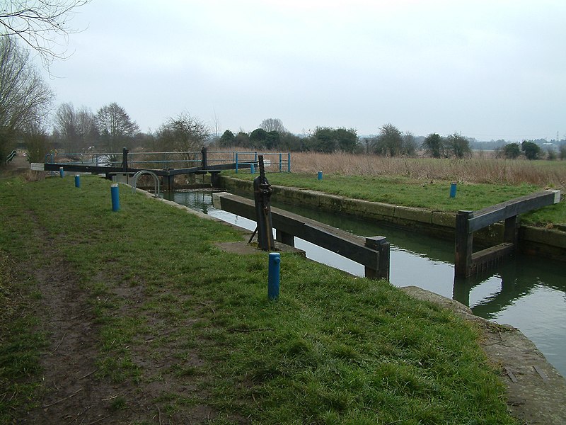 File:Barnes Lock - geograph.org.uk - 4350709.jpg