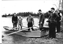 Des rameurs posent devant des barques du Club Aviron Majolan en 1958.