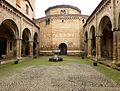 Sakkfriis koos kaar- või ristkaarfriisidega siseõue ja kiriku seintel, Basilica di Santo Stefano, Bologna, Emilia Romagna