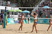 Deutsch: Beachvolleyball bei den Olympischen Jugendspielen 2018; Tag 11, 17. Oktober 2018; Jungen, Spiel um Platz 3 – USA (Devon Newberry/Lindsey Sparks)-Norwegen (Emilie Olimstad/Frida Berntsen) 1:2 (21–1/13–21/9–15) English: Beach volleyball at the 2018 Summer Youth Olympics at 17 October 2018 – Bronze Medal Match – USA (Devon Newberry/Lindsey Sparks)-Norway (Emilie Olimstad/Frida Berntsen) 1:2 (21–1/13–21/9–15)