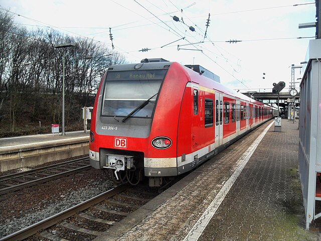S8 service in Mainz-Bischofsheim station running towards Hanau Hbf