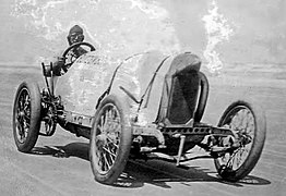 Bob Burman le 23 avril 1911 à Daytona Beach (FL) sur Blitzen Benz (RM du mile lancé en 25 s 4, à 228,1 km/h).