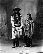 Bonie Tela, apache de San Carlos; y Hattie Tom, apache chiricahua.