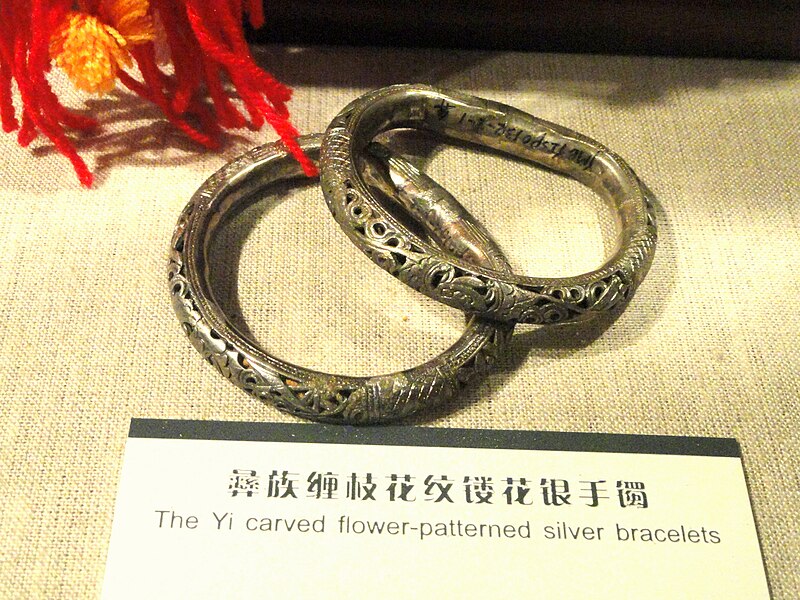 File:Bracelet - Yunnan Nationalities Museum - DSC04193.JPG