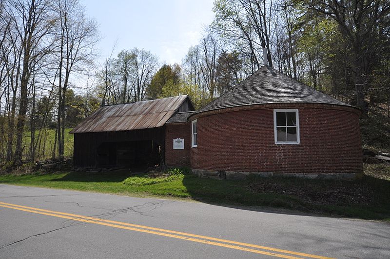 File:BrooklineVT RoundSchoolhouse.jpg