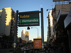 Acesso à estação José Hernández da linha D