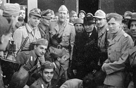 Bundesarchiv Bild 101I-567-1503C-16, Gran Sasso, Mussolini vor Hotel.jpg