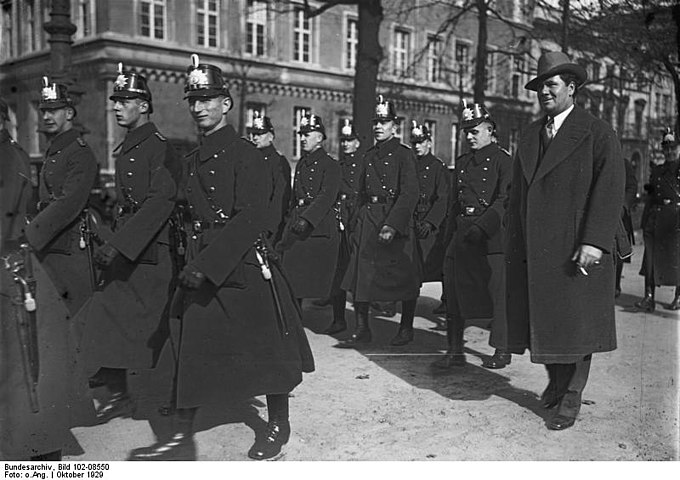 Bundesarchiv Bild 102-08550, Filmstar George B. Bancrofft in Berlin.jpg