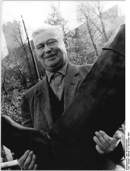 File:Bundesarchiv Bild 183-87054-0001, Grandstein, Bürgermeister mit Wanderpreis.jpg