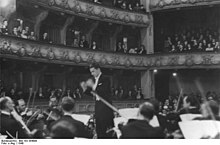 Karajan dirigiert in Madrid, 1940 (Quelle: Wikimedia)