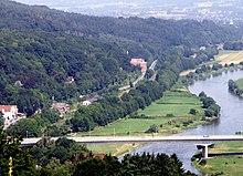 2006: Bahnhof Vlotho am Hang des Amtshausberges. Die Baumreihe rechts der B514 zeigt den Gleisverlauf, etwas oberhalb rechts zur Bildmitte die ehemalige Zuckerfabrik