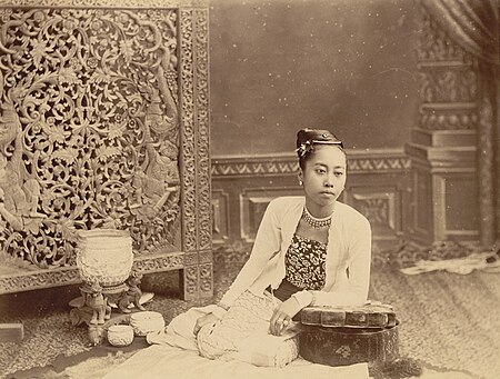 ไฟล์:Burmese_lady_in_traditional_costume_in_the_1890s.jpg