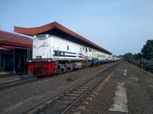 CC 204 11 03 dengan KA Limex Sriwijaya yang sedang berhenti di Stasiun Labuhan Ratu.