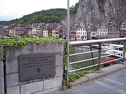 Plaque commémorative sur le pont de Dinant concernant Charles de Gaulle : « Ici le lieutenant Charles de Gaulle fut blessé le 15 aout 1914 à l'aube d'une vie tout entière consacrée à la défense de l'homme et de ses libertés. »