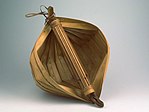 COLLECTIE TROPENMUSEUM Buisciter van bamboe met klankkast van lontarblad met achttien snaren TMnr A-1318.jpg