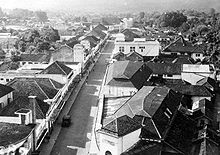 Berkas:COLLECTIE_TROPENMUSEUM_Gezicht_vanaf_het_DENIS_bankgebouw_over_de_noordzijde_van_de_Bragaweg_TMnr_10014710.jpg