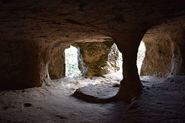 Petite aire surélevée devant la colonne centrale.