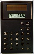 Calculatrice solaire ultraplate (épaisseur ~2 mm), (1990).
