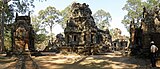 Chau Say Tevodas mandapa och huvudtorn omslutet av dess mur och 4 gopuror, Kambodja