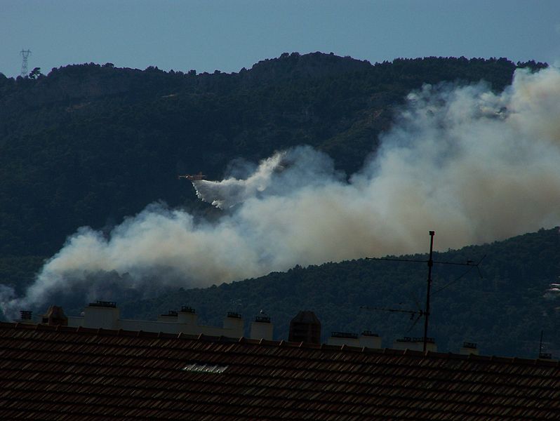File:Canadair water bomber fighting a fire outside Toulon -b.jpg