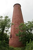 Daha kısa, konik kırmızımsı bir deniz feneri