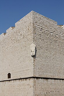 Detail of the southeastern bastion in which the shield of the Aragonese dynasty is visible. Castello di Barletta - Particolare del bastione sud-est.jpg
