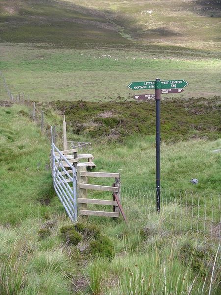 File:Cauldstane Slap - geograph.org.uk - 25600.jpg