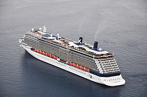 Санторини, Грекиядағы Celebrity Reflection круиздік кемесі 001.jpg