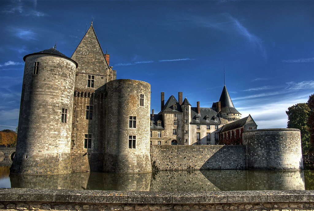 Chateau Sully-Sur-Loire, Loiret, France бесплатно