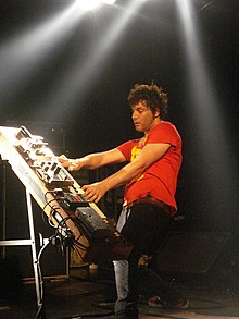 Росс выступает с Wolfmother в Лиссабоне, май 2007 года.