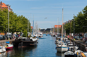 English: Christianshavns Kanal seen from Sankt Annæ Gade (Copenhagen Christianshavn). Deutsch: Christianshavns Kanal von der Sankt Annæ Gade aus gesehen (Kopenhagen Christianshavn).
