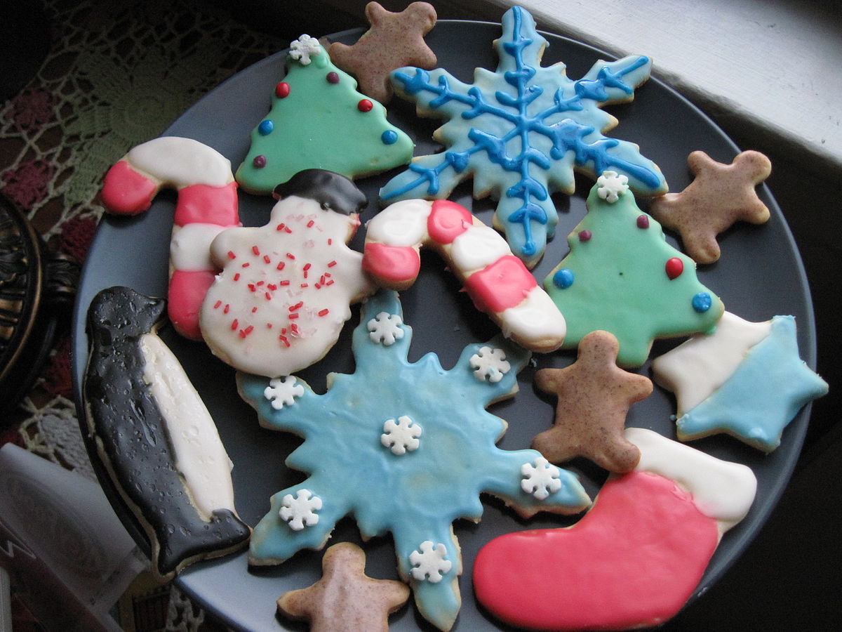 Décoration Et Pâtisserie Pour Noël. Processus De Décoration De Glaçage De  Biscuits De Noël Avec Une Poche À Douille. Table De Noël Décorée Avec Un  Espace Pour Le Texte Banque D'Images et