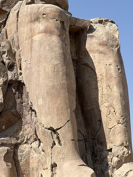 File:Colossi of Memnon 2022 30.jpg