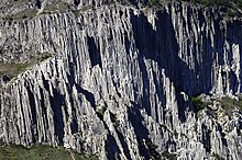 Closer view of the adakite columns of Cerro Mackay, Chile Columnas basalticas.jpg